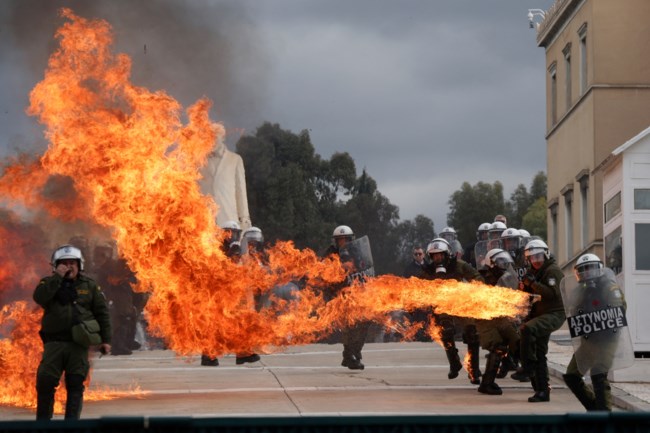 Τέμπη: Η κάμερα "πιάνει" τη μολότοφ που πέφτει πάνω σε άνδρα των ΜΑΤ στο Σύνταγμα - Συνταρακτικές φωτογραφίες του Reuters
