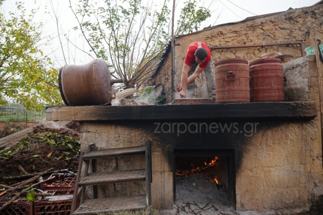 Έτσι βγαίνει η Κρητική τσικουδιά: Το καζάνι, η απόσταξη και η... σωστή ονομασία [εικόνες - βίντεο]