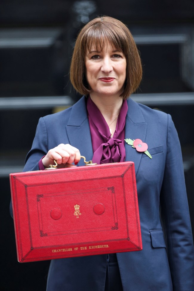 Οι Εργατικοί αυξάνουν κατά 40 δισ. τους φόρους με τον προϋπολογισμό- Φταίει η κυβέρνηση των συντηρητικών λέει η υπουργός Οικονομικών