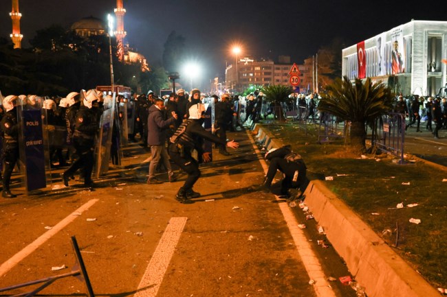 Εκρέμ Ιμάμογλου: Νύχτα ταραχών στην Κωνσταντινούπολη - Δακρυγόνα και πλαστικές σφαίρες κατά διαδηλωτών [εικόνες]