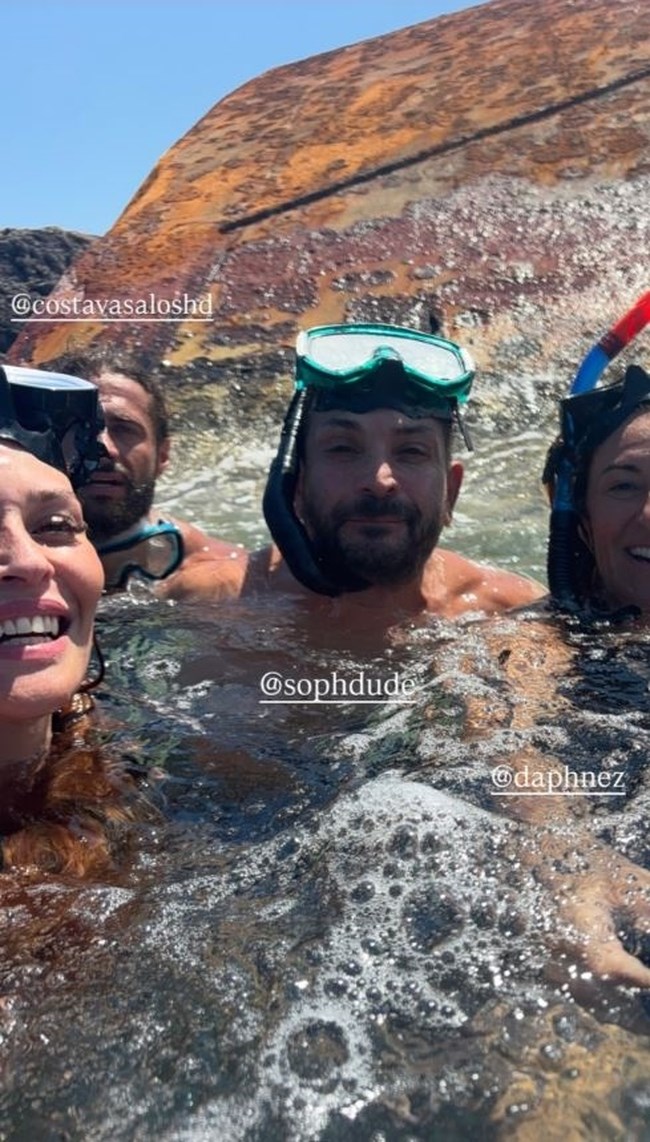 H Σίσσυ Χρηστίδου με τη μάσκα και τον αναπνευστήρα - Εξερευνά το ναυάγιο στα Κύθηρα