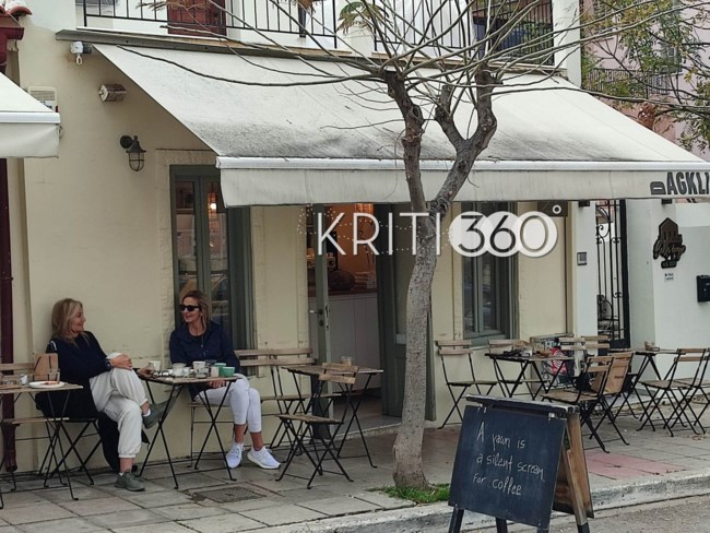 Μαρέβα Μητσοτάκη: Η casual έξοδος για πρωινό καφέ στα Χανιά με off white φόρμα και σνίκερς