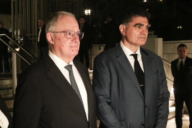 Η Αννα Μαρία Ντε Γκρες πολύ κομψή, με τους γιους της, σε εκδήλωση για τον Βαρδή Βαρδινογιάννη