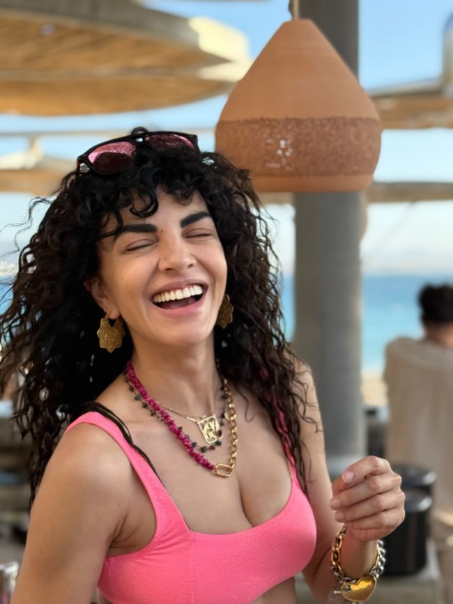 Μαρία Σολωμού: Απολαμβάνει τις διακοπές της στην Πάρο με ροζ μπικίνι [εικόνες]