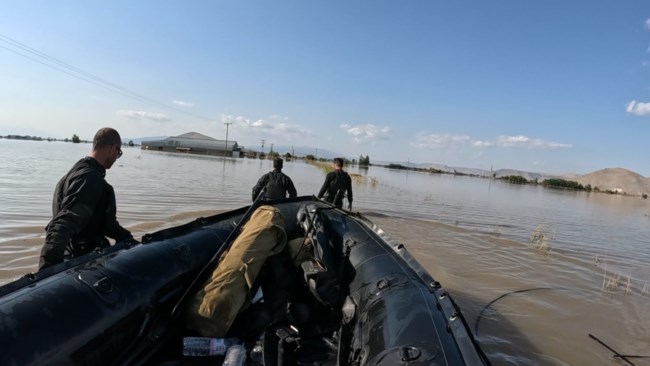 Καρδίτσα: Συγκλονιστικές εικόνες από τις επιχειρήσεις της Μονάδας Υποβρύχιων Αποστολών σε πλημμυρισμένα σπίτια