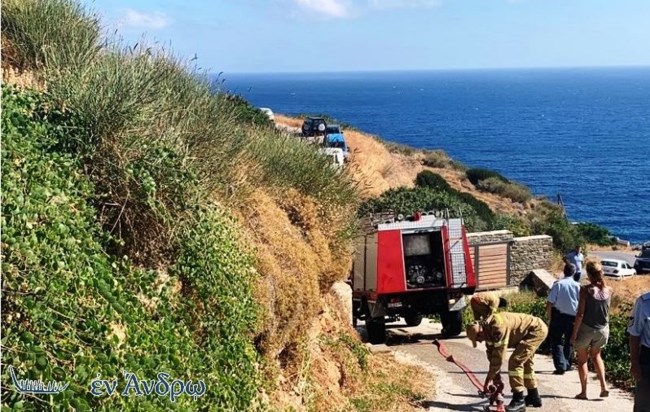 Οριοθετήθηκε η φωτιά στην Άνδρο πριν φτάσει στα πρώτα σπίτια στο χωριό Συνετί [εικόνες - βίντεο]