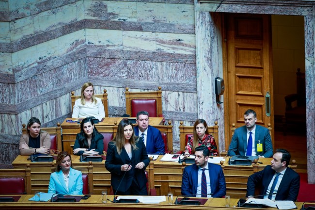 "Όχι" Ζαχαράκη σε νομική αναγνώριση του όρου γυναικοκτονία - Πυρά από την αντιπολίτευση