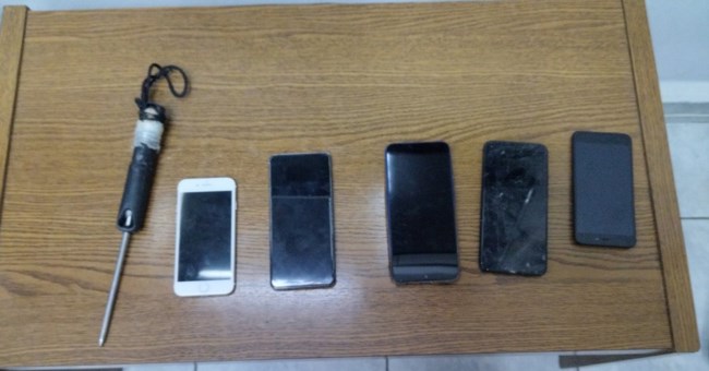 Εφοδος σωφρονιστικών σε κελιά στον Κορυδαλλό: Βρήκαν αυτοσχέδιο σουβλί και κινητά τηλέφωνα
