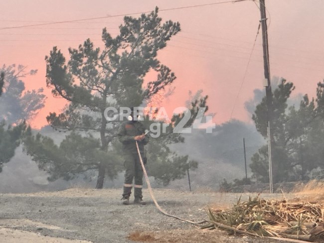 Πύρινη κόλαση στην Ιεράπετρα: Δραματική κατάσταση στην Αγία Φωτιά - Εκκενώθηκαν σπίτια και ξενοδοχεία και μέσω θαλάσσης [εικόνες-βίντεο]