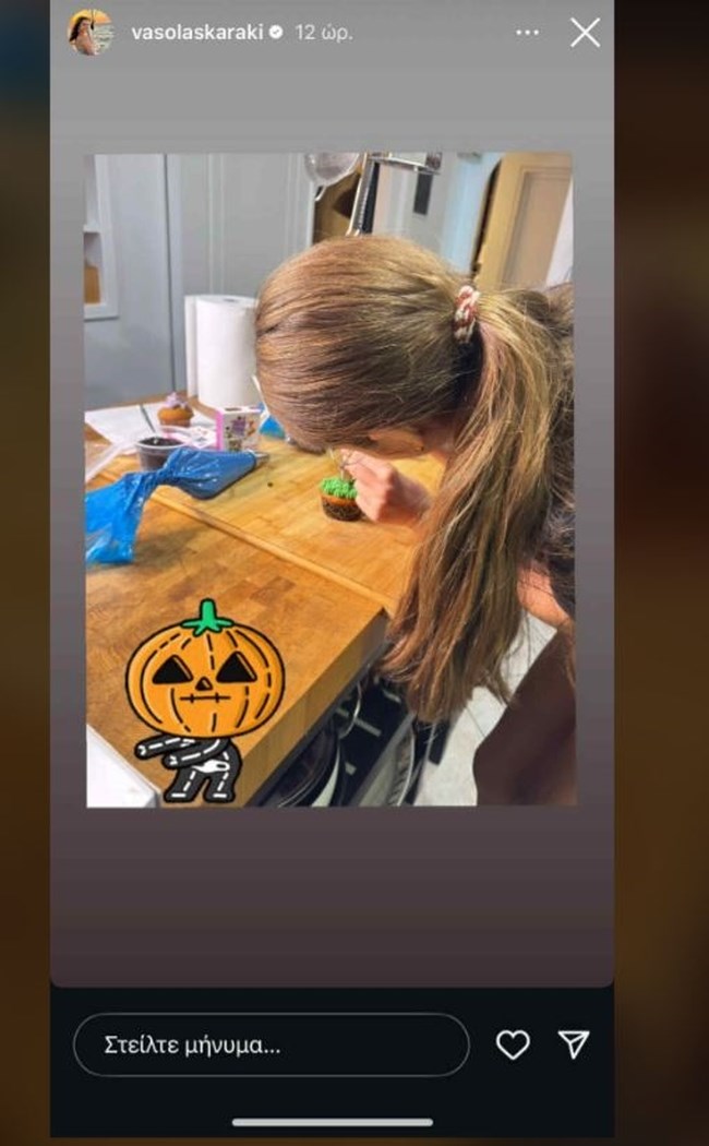 Βάσω Λασκαράκη: Στην κουζίνα με την κόρη της Εύα - Φτιάχνουν γλυκά για το Halloween