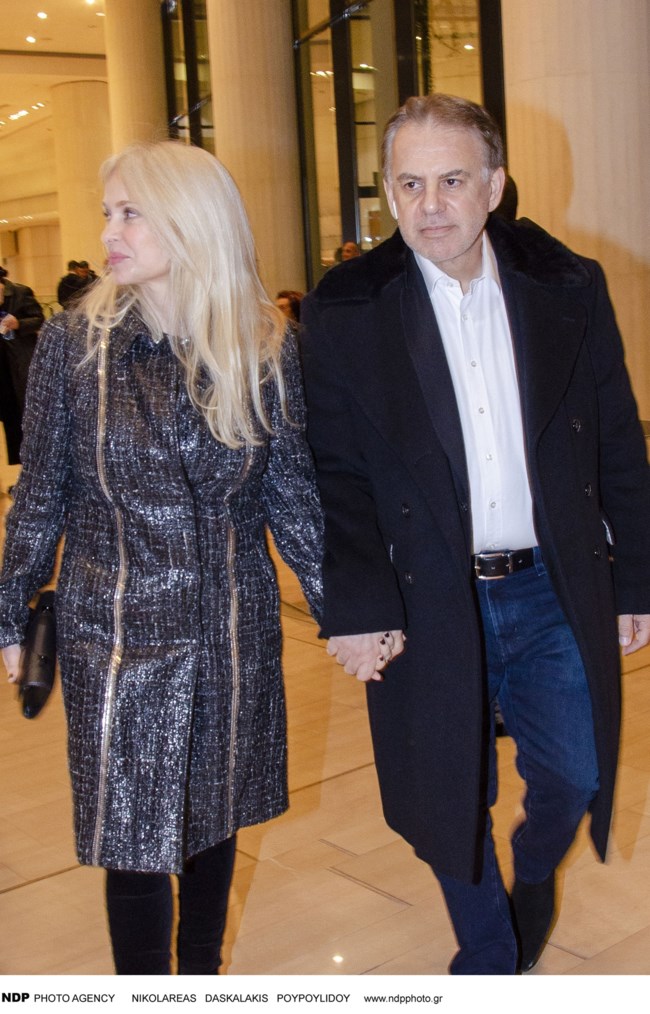 Κατάξανθη και κούκλα στα 53 της: Η βραδινή εμφάνιση της Μαρί Κωνσταντάτου με τουίντ παλτό και βελούδινο κολάν