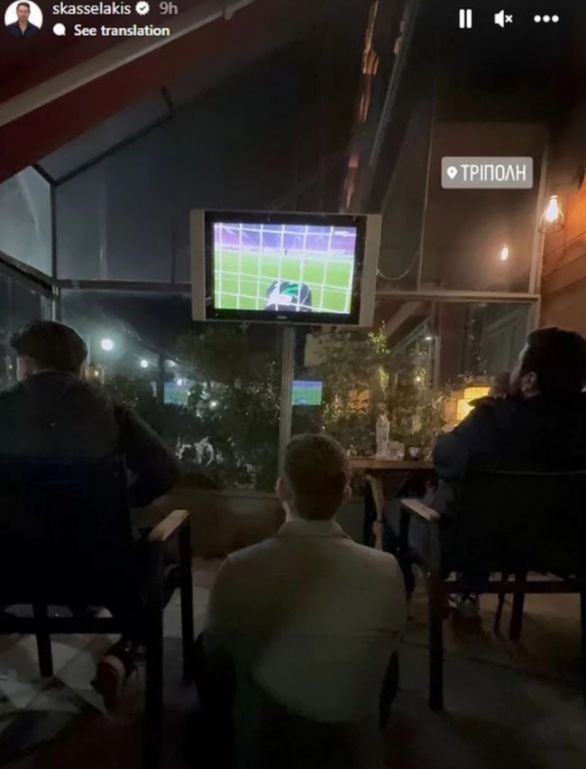Ο Κασσελάκης πανηγυρίζει την πρόκριση του Παναθηναϊκού σε καφετέρια της Τρίπολης - Κάθισε στο πάτωμα να δει το ματς