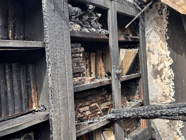 Πολιτιστική καταστροφή στη Λέσβο: Χάθηκε το πνευματικό κέντρο Καλλονής - Έγιναν στάχτη 6.500 τόμοι σπάνιων βιβλίων