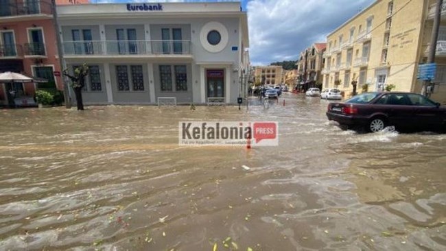 Κεφαλονιά: Πλημμύρισαν δρόμοι από σφοδρή καταιγίδα και χαλάζι -  Αεροπλάνο επέστρεψε στην Αθήνα