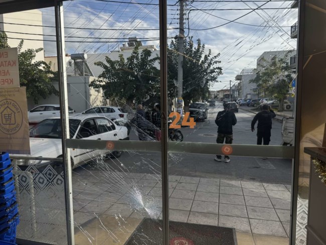 Ηράκλειο: Ημίγυμνος έσπασε τζαμαρία σούπερ μάρκετ και κυνηγούσε πελάτη με μαχαίρι [εικόνες - βίντεο]