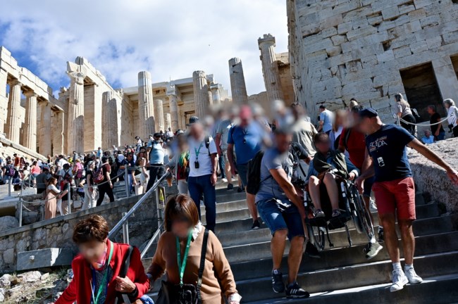 Ντροπιαστικές εικόνες στην Ακρόπολη: Τουρίστες με αναπηρία μεταφέρονται στα χέρια λόγω βλάβης του ανελκυστήρα