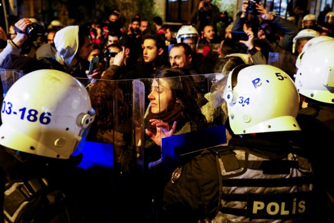 Τουρκία: Τα ΜΑΤ ψέκασαν τον κόσμο με σπρέι πιπεριού, στην πορεία για την Παγκόσμια Ημέρα της Γυναίκας