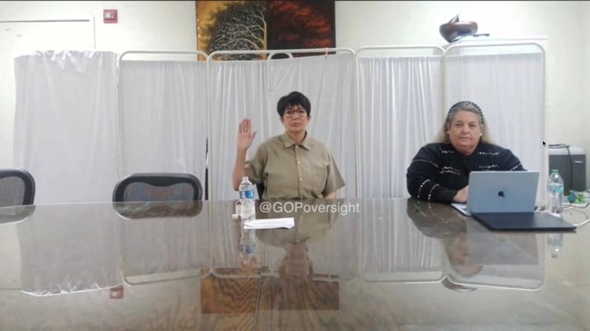 Έπσταϊν: Βίντεο με την "ομερτά" της Μάξγουελ στο Κογκρέσο - Με κοντό μαλλί και γυαλιά η διαβόητη συνεργός