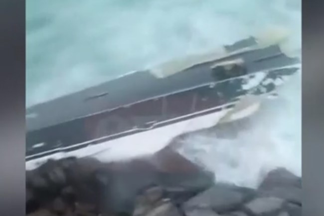 Ελαφόνησος: Θαλαμηγός διαλύθηκε στα βράχια μετά από μηχανική βλάβη - Ψαράδες έσωσαν τους επιβάτες [βίντεο]