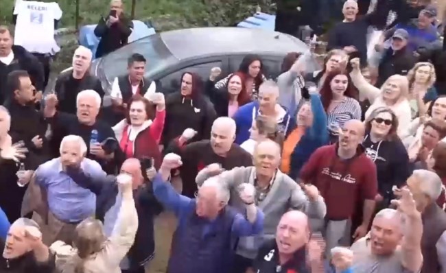 Πανηγυρισμοί και δάκρυα χαράς στη Χειμάρρα για τη νίκη Μπελέρη - Φώναζαν το όνομά του [βίντεο]