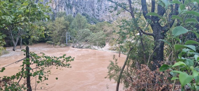 Στα 18 μέτρα το ύψος του νερού στην Κοιλάδα των Τεμπών - Καλύφθηκε η κρεμαστή γέφυρα [εικόνες]