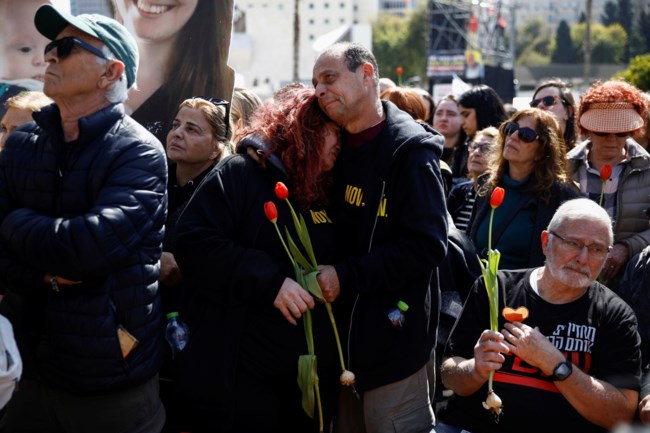 Χιλιάδες Ισραηλινοί στην κηδεία της ομήρου Σίρι Μπίμπας και των δυο μικρών αγοριών της που δολοφονήθηκαν από τη Χαμάς