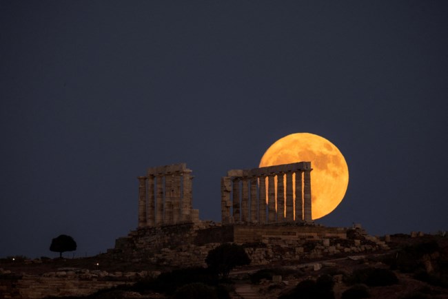 Το "Φεγγάρι του Ελαφιού" φώτισε τον ελληνικό ουρανό: Μαγικές εικόνες από την πανσέληνο του Ιουλίου