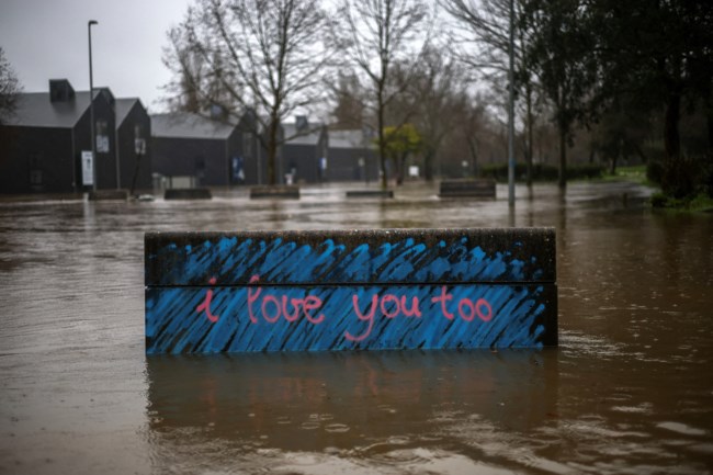 Πορτογαλία: Ισχυρές βροχοπτώσεις σαρώνουν τη χώρα, χιλιάδες άνθρωποι απομακρύνθηκαν από τα σπίτια τους