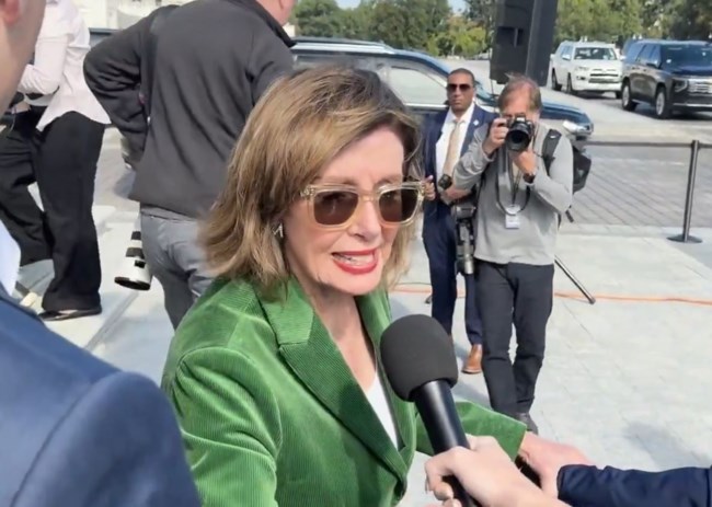 Η στιγμή που η Νάνσι Πελόζι λέει "σκάσε" σε ρεπόρτερ που τη ρωτάει για την εξέγερση στο Καπιτώλιο