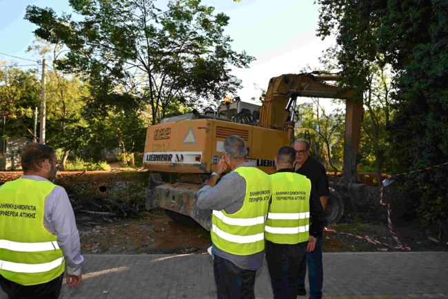 Καθαρισμός στο ρέμα Ποδονίφτη - Χαρδαλιάς: Εντείνουμε τις δράσεις για την αντιπλημμυρική θωράκιση της Αττικής [εικόνες]