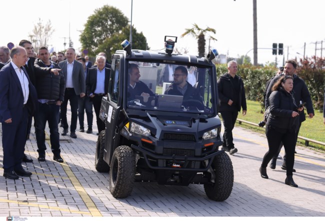 Η βόλτα Μητσοτάκη με αυτόνομο ηλεκτρικό όχημα στη Θεσσαλονίκη [εικόνες - βίντεο]