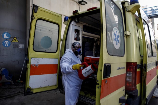 Καρέ καρέ η δύσκολη μάχη του ΕΚΑΒ με τον κορονοϊό [εικόνες]