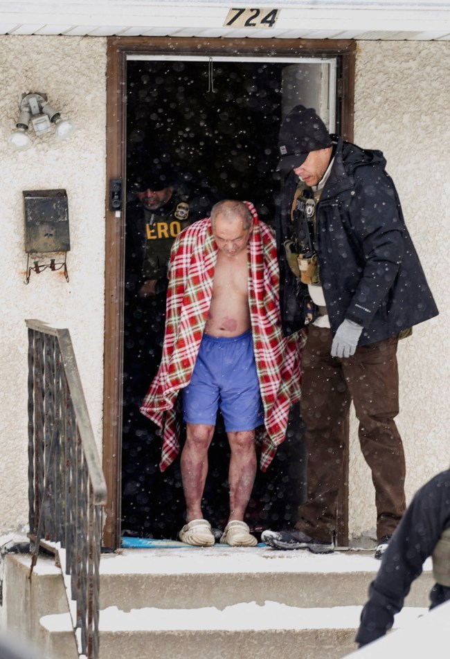 Εκτός ελέγχου οι άνδρες της ICE στη Μινεσότα: Έσυραν Αμερικανό πολίτη με τα εσώρουχα έξω από το σπίτι του [βίντεο]