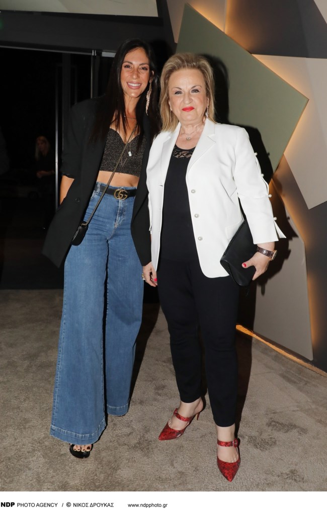 Ανθή Βούλγαρη: Η glam chic κοσμική εμφάνιση με denim, sparkling μπούστο καρδιά και μπλέιζερ