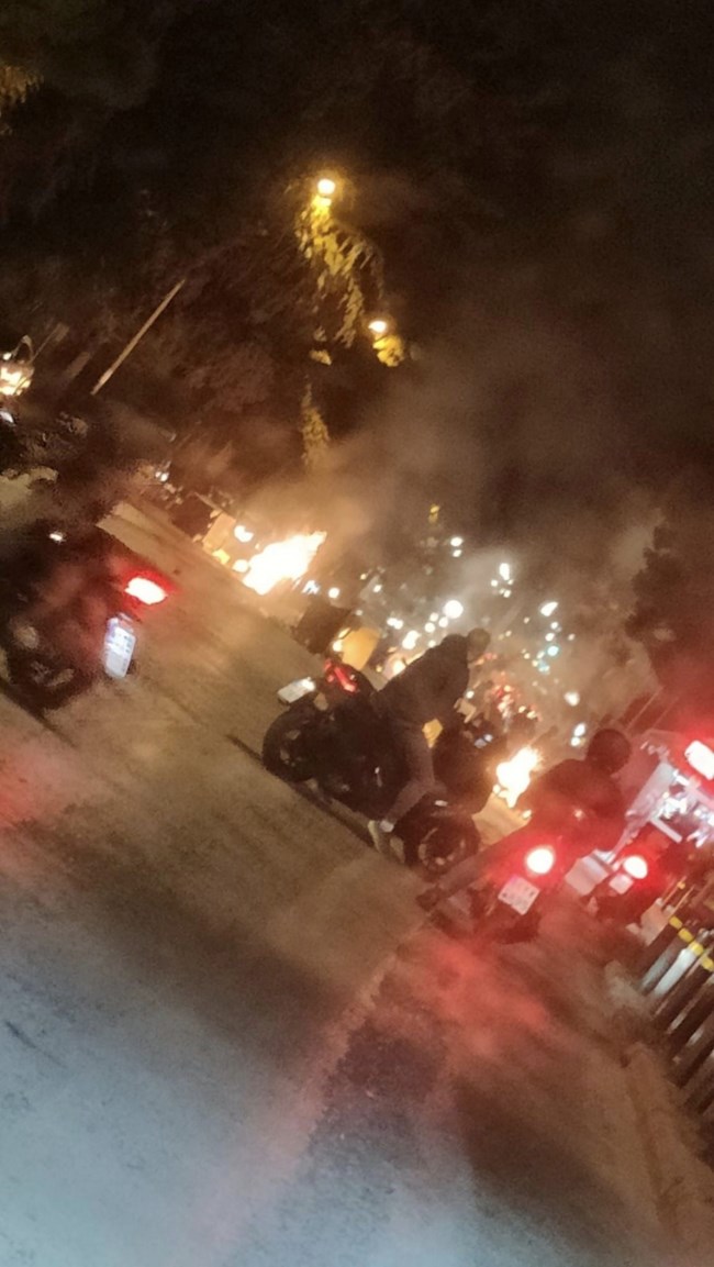 Ζωγράφου: Ένταση έξω από την Πανεπιστημιούπολη - Φωτιές σε κάδους, παρέμβαση της ΕΛΑΣ με "Αίαντα"
