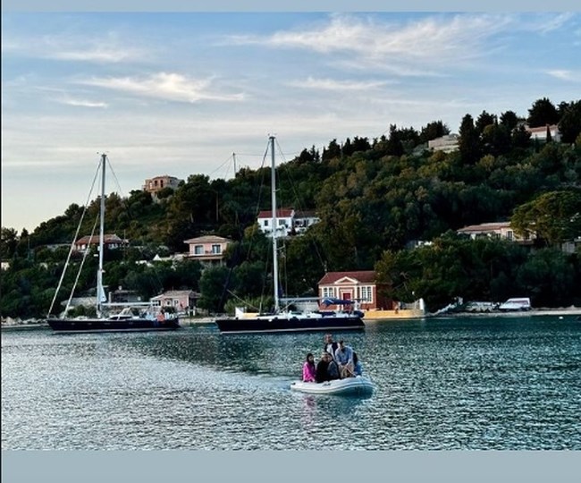 Μαρία Μπακοδήμου: Ποζάρει με κομψό στράπλες μαγιό σε σκάφος με φόντο την μαγευτική θάλασσα των Παξών