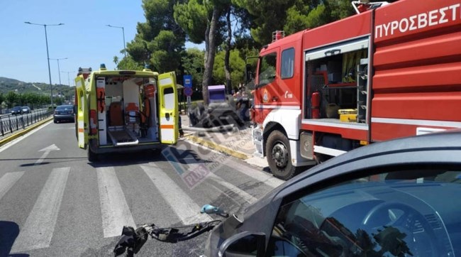 Τρομακτικό τροχαίο στη Ραφήνα: Αναποδογύρισε ΙΧ στη Μαραθώνος – Εγκλωβίστηκαν άτομα [εικόνες]