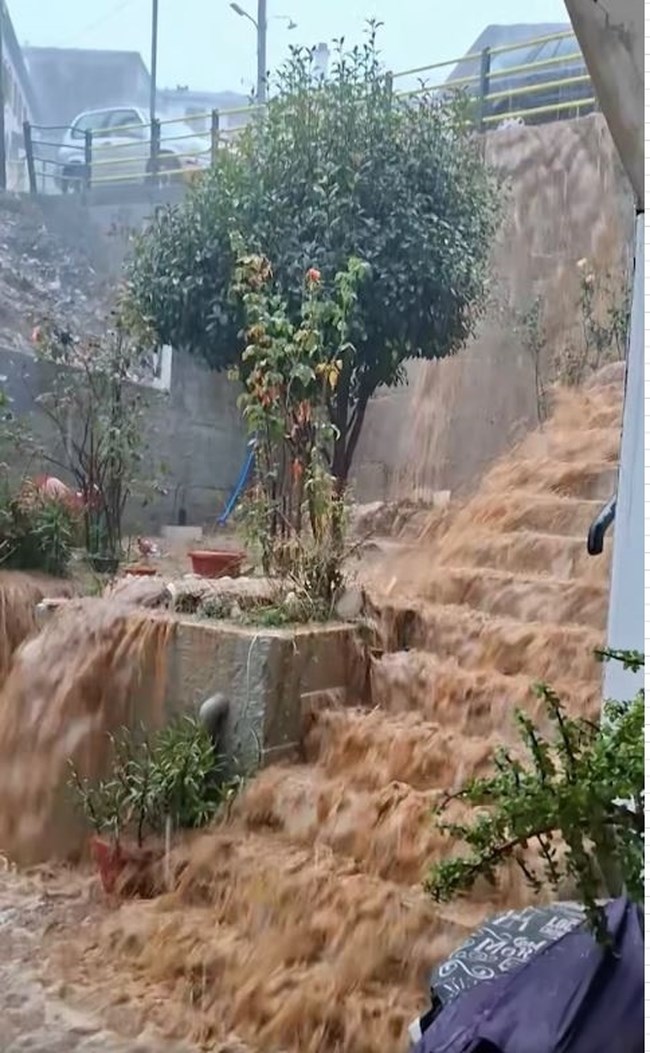 Μεγάλες καταστροφές στη Θάσο από την κακοκαιρία - Εγκλωβίστηκαν δύο γυναίκες, παρασύρθηκαν ΙΧ [εικόνες - βίντεο]