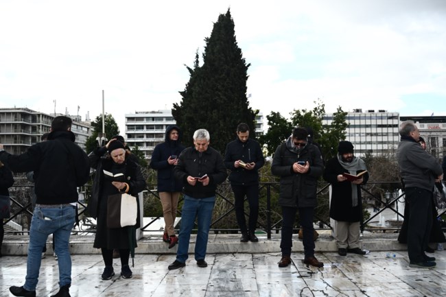 Συγκέντρωση στο Σύνταγμα κατά του νομοσχεδίου για τα ομόφυλα ζευγάρια με... ψαλμωδίες και προσευχές [εικόνες]