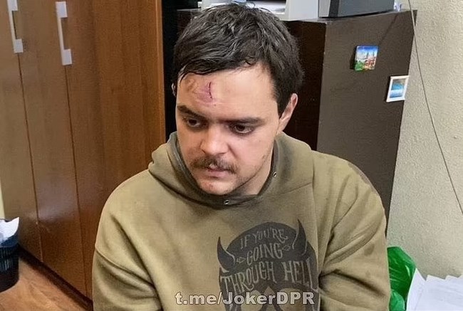 Οι Ρώσοι εξευτελίζουν στην τηλεόραση Αγγλο που πολεμούσε με τους Ουκρανούς- Τον έχουν δείρει άσχημα