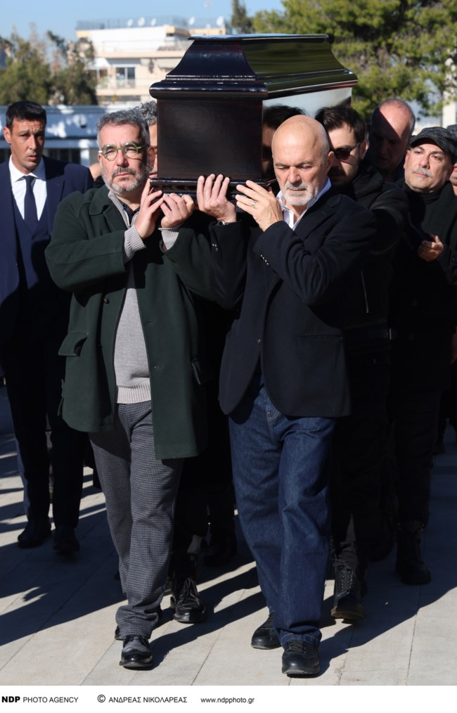 Κηδεία Δημήτρη Ήμελλου: Ο Λιβαθινός και η ομάδα της Πειραματικής σκηνής του Εθνικού Θεάτρου, σήκωσαν στους ώμους το φέρετρο