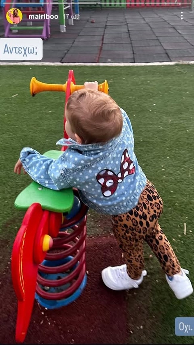 Mini fashion icon η Ολίβια Στρατή: Με πουά τζιν μπουφανάκι στην παιδική χαρά