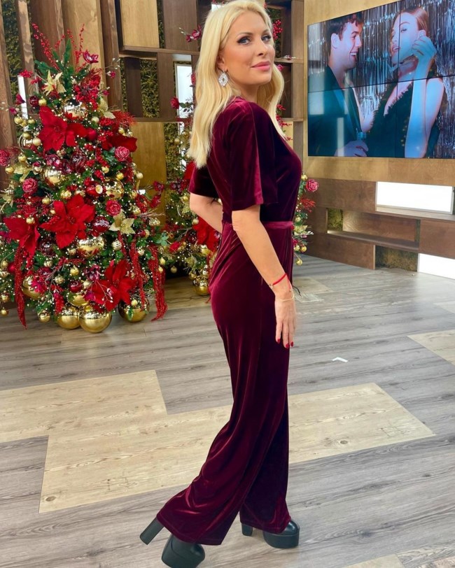 Τα γιορτινά looks της Ελένης Μενεγάκη: Η βελούδινη φόρμα και το κατακόκκινο κοστούμι [εικόνες]
