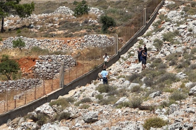 Σύμη: Με δάκρυα στα μάτια ο καμεραμάν της ΕΡΤ που βρήκε τον νεκρό παρουσιαστή – "Ηταν ξαπλωμένος με τα χέρια πάνω στην κοιλιά"