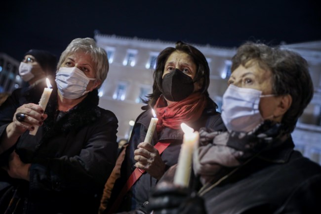 Συγκέντρωση στο Σύνταγμα για τις γυναικοκτονίες - Παρούσα και η μητέρα της Γαρυφαλλιάς [εικόνες]