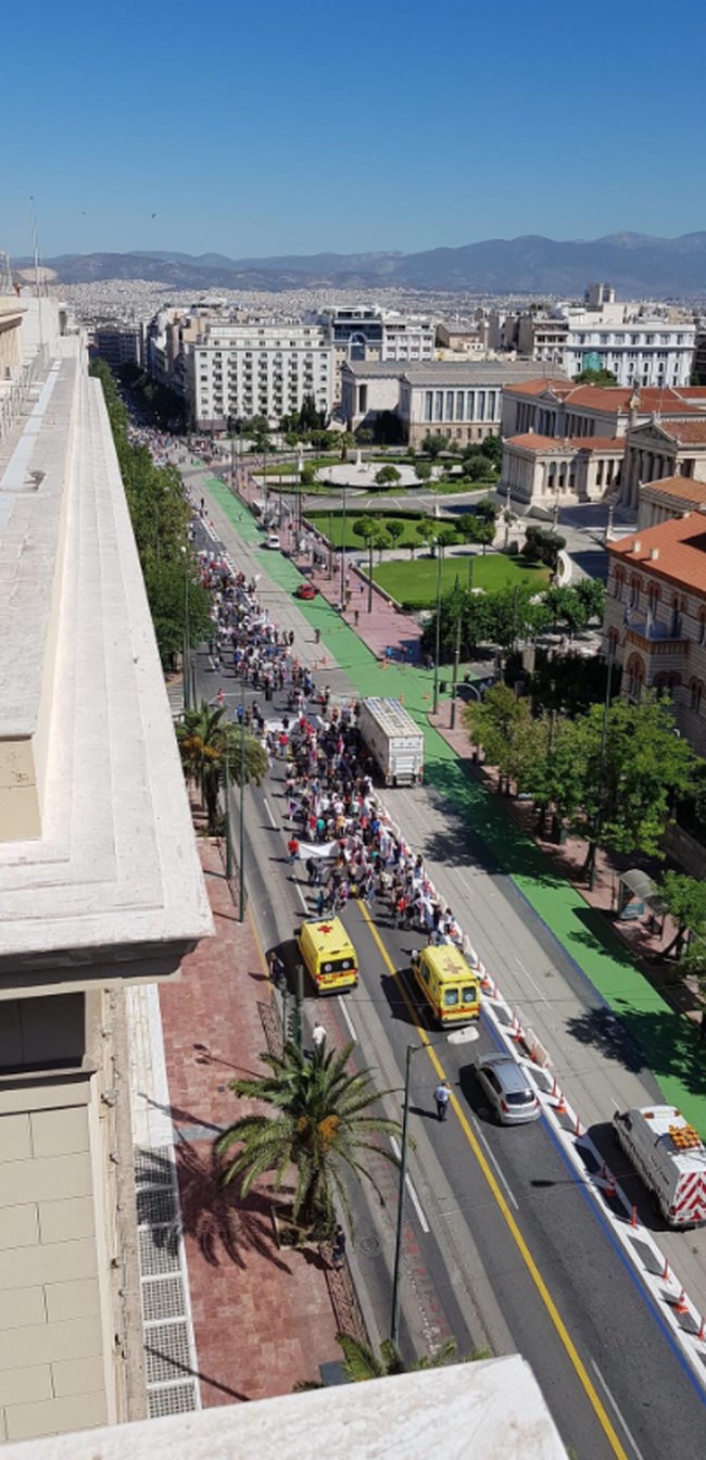 Οι διαδηλωτές της ΠΟΕΔΗΝ "μπούκαραν" στις λωρίδες των αυτοκινήτων - "Κόλαση" το κέντρο της Αθήνας [εικόνες]