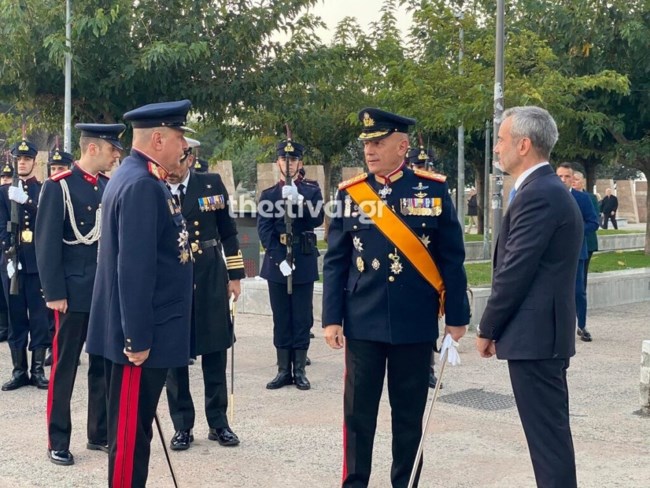 Η Θεσσαλονίκη γιορτάζει: Έπαρση της σημαίας στον Λευκό Πύργο - Κανονιοβολισμοί από την φρεγάτα Σπέτσαι [βίντεο]