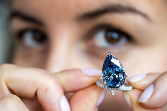 Ελβετία: Πάνω από 25 εκατομμύρια δολάρια για ένα μπλε διαμάντι σε δημοπρασία του Christie’s