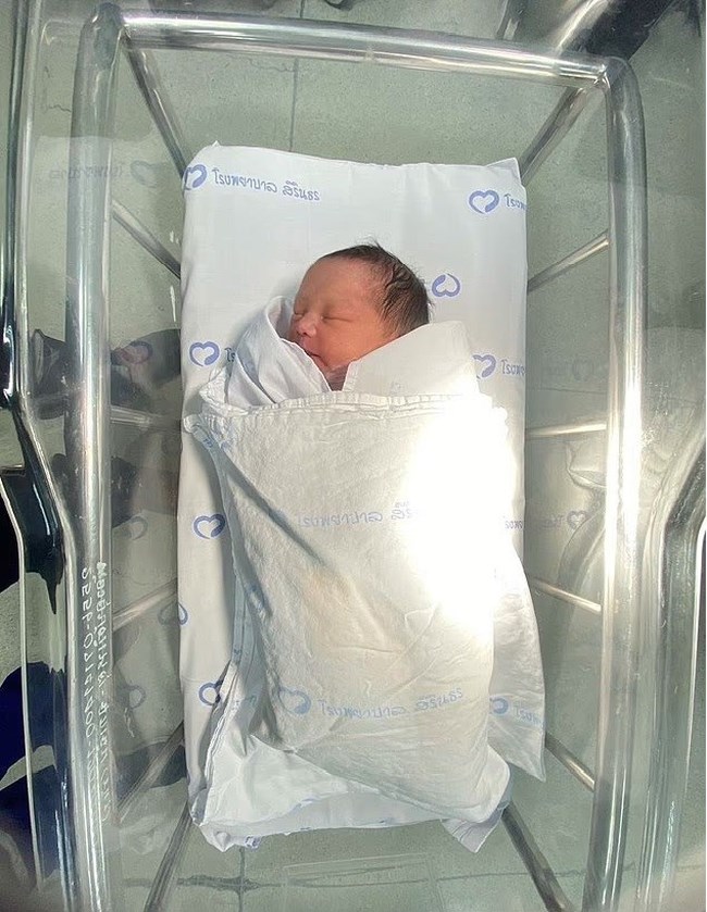 ΤΑΪΛΑΝΔΗ ΒΡΕΦΟΣ ΒΡΕΘΗΚΕ ΣΕ ΚΑΖΑΝΑΚΙ