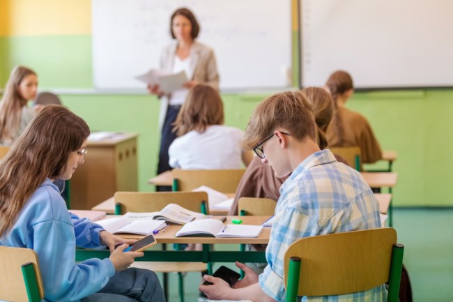 Νέα έρευνα PISA ΟΟΣΑ: Λιγότερο περίεργοι αλλά με τυπική επιμέλεια οι Έλληνες μαθητές
